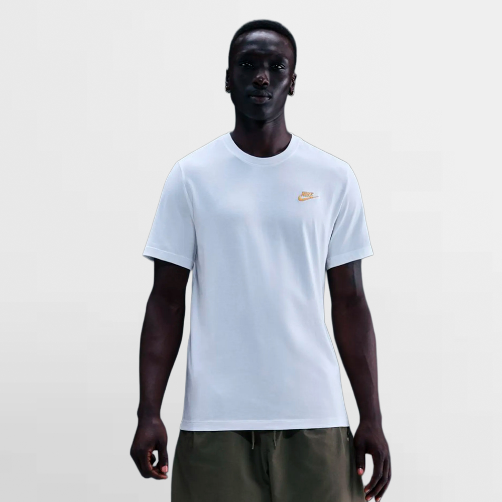 NIKE CAMISETA NSW EMBROIRED TEE - AR4997 104